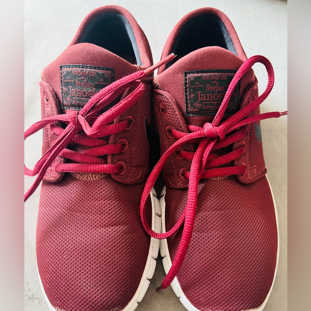 Really good condition Stefan Janowski Burgandy Nike Air in size 6.5…